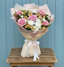 Букет цветов из:  Гвоздики, Орхидеи и Розы в Ильинский