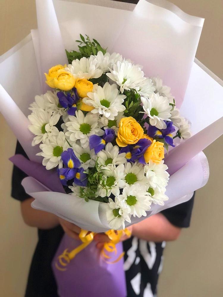 Букет цветов из: Ирисы, Хризантемы и Розы в Ильинский