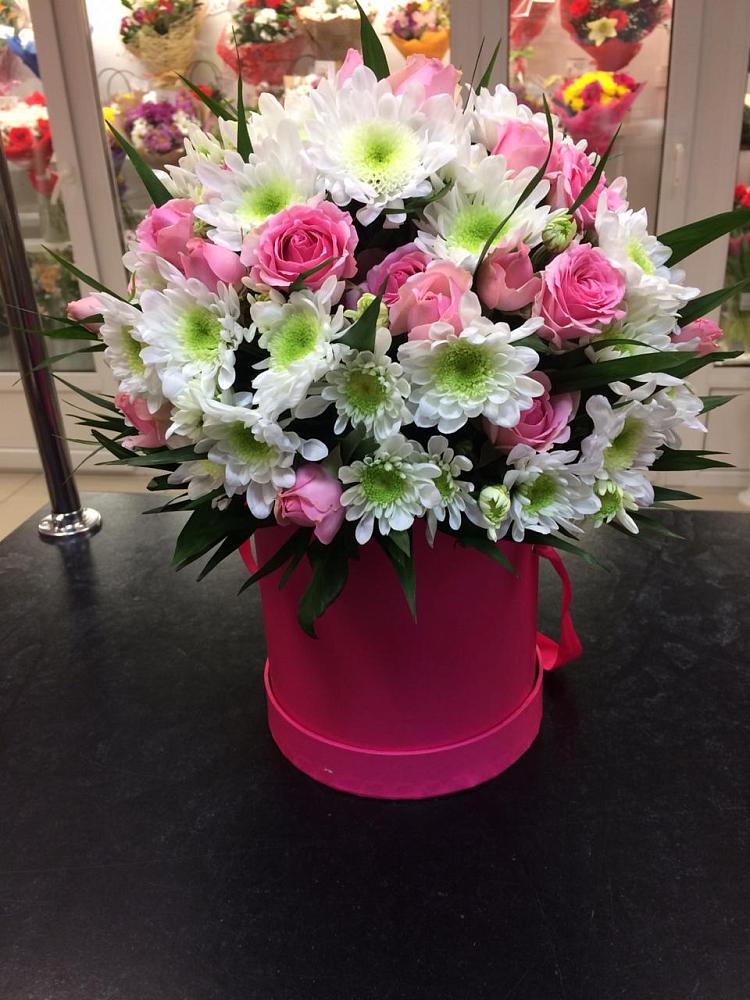 Цветочная композиция из Розы и Хризантемы в шляпной коробке в Ильинский